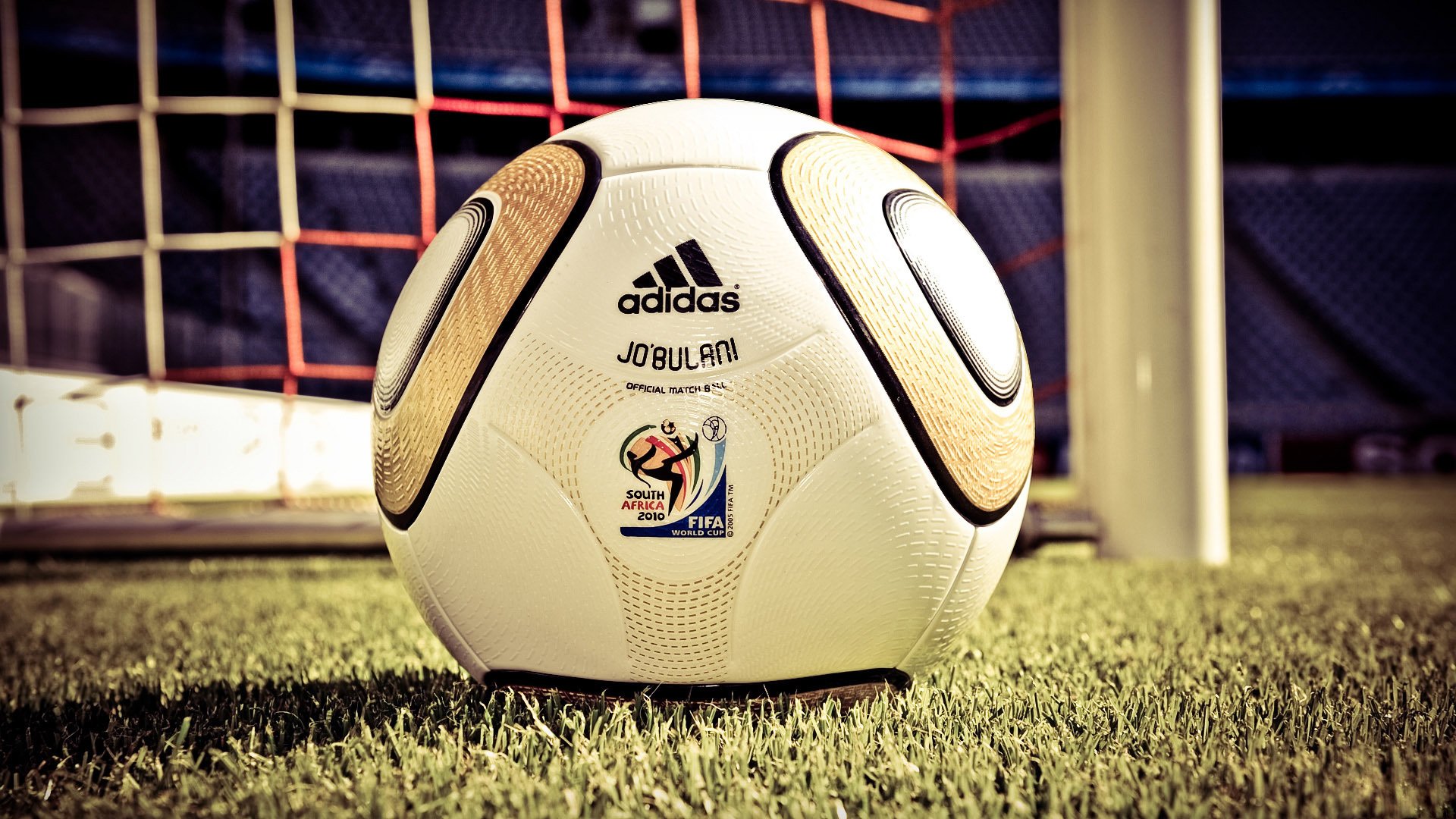 ballon adidas jabulani pelouse herbe porte tige grille fifa monde coupe sud afrique 2010 photo