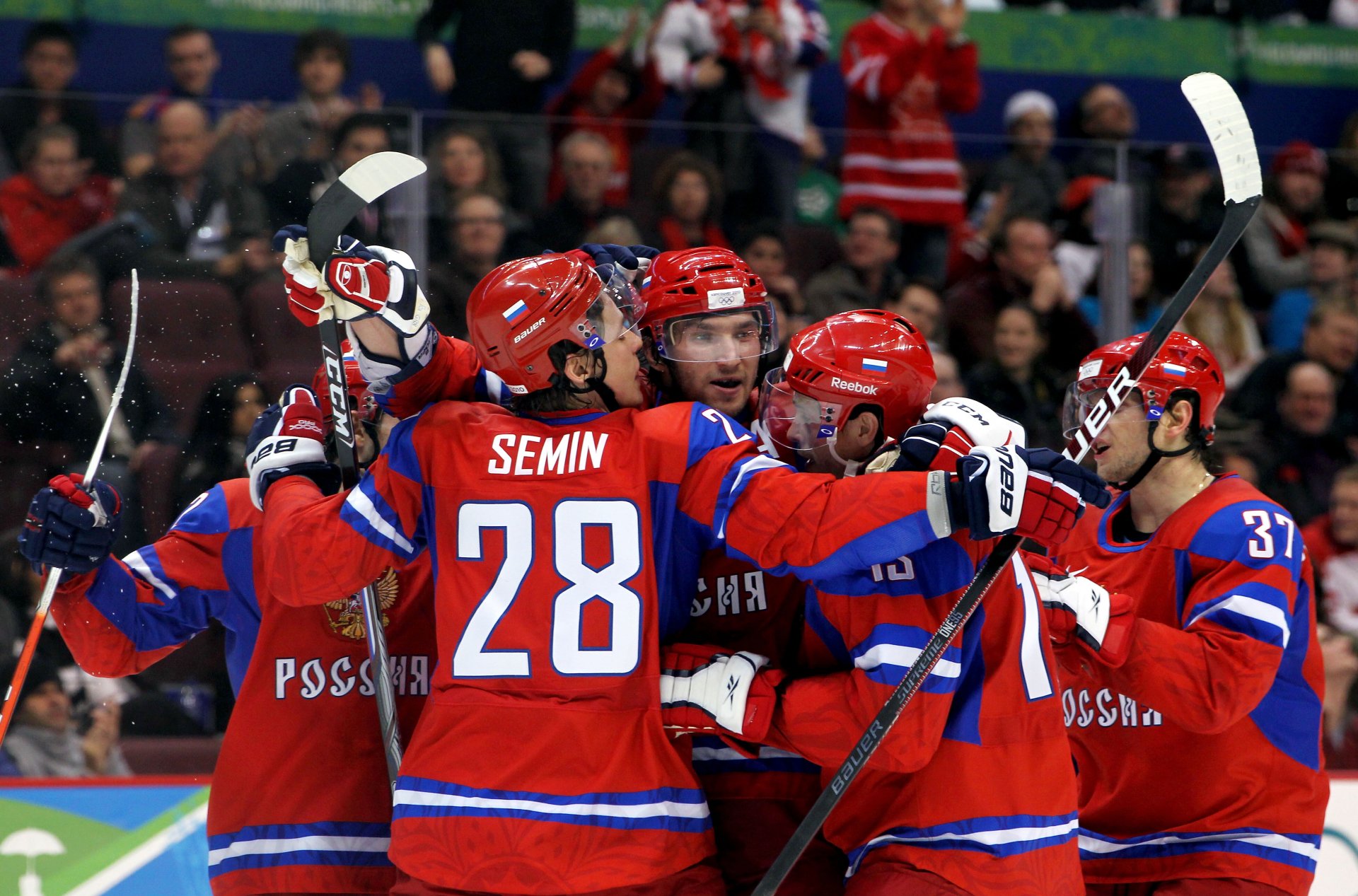 équipe nationale de russie hockey sur glace célébration gola alexander ovechkin hockey sur glace spectateurs sport russe russie alexandre le grand fans joueur de hockey bâton uniforme fond d écran