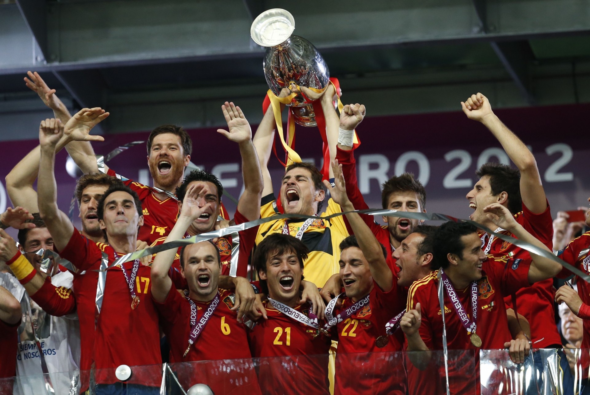 furia roja la iniesta victoria alonso deportes campeonato fútbol euro 2012 campeones final furia roja medallas copa campeón oro españa