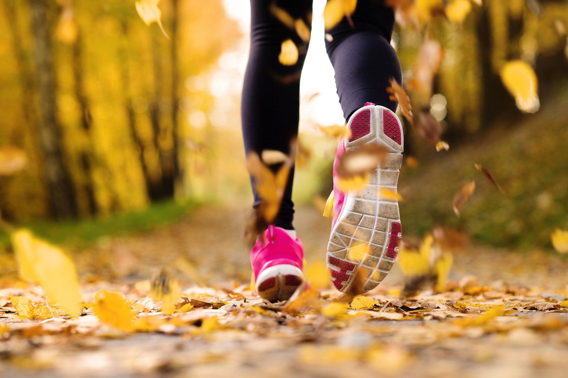 feuille grand écran plein écran fille papier peint baskets course arbres jaune chaussures macro fond palmiers automne sport