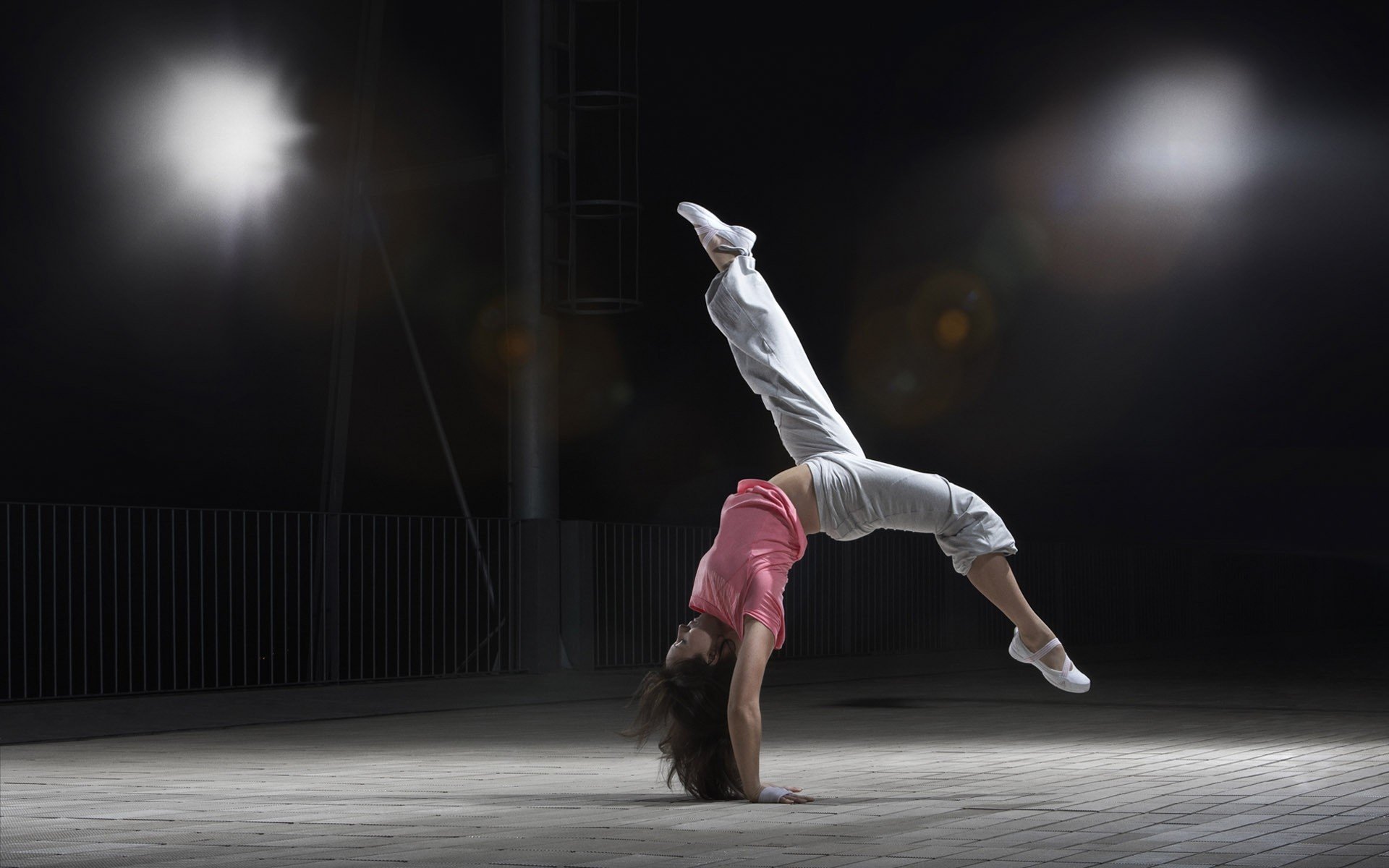 deporte movimiento danza pose volteretas duro flexibilidad chica morena gimnasio gimnasio fondo de pantalla fondo