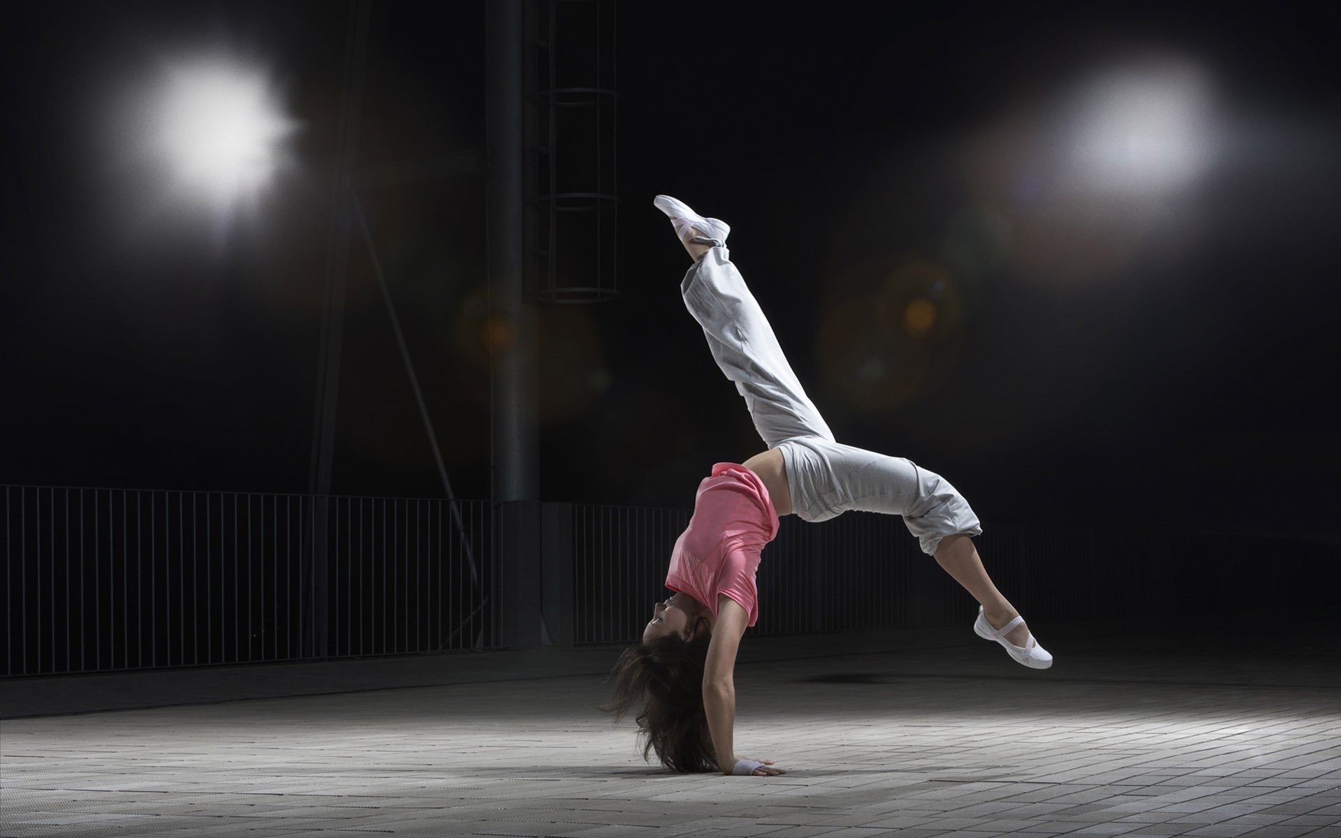 sport mouvement danse pose flips dur flexibilité fille brunette gym salle fond d écran fond