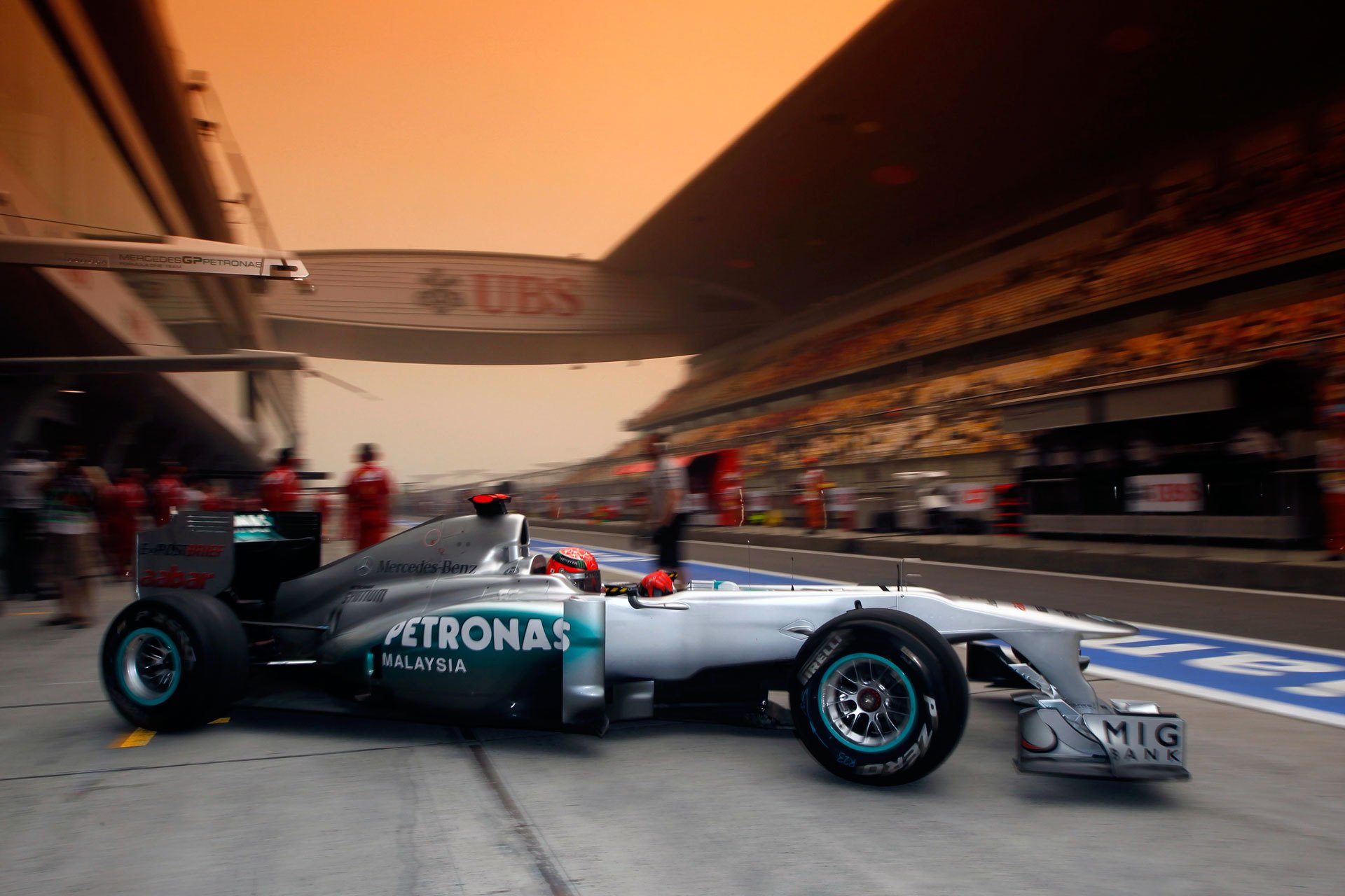 mercedes gp petronas equipo de fórmula uno bólido michael schumacher gran premio de china 2011 circuito internacional autódromo shanghai circuito internacional de shanghai gradas pit lane boxes fórmula 1 f1 fórmula 1 foto deportes fondos de pantalla