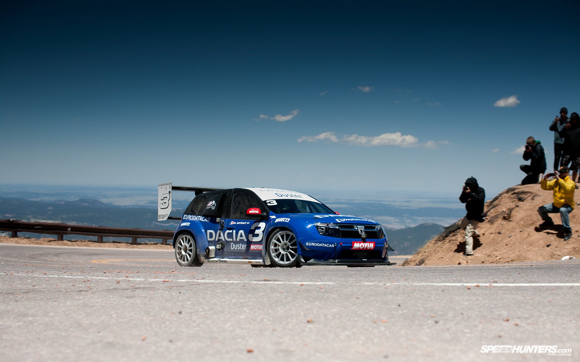 course voiture auto piste tour chaîne de montagnes ciel bleu