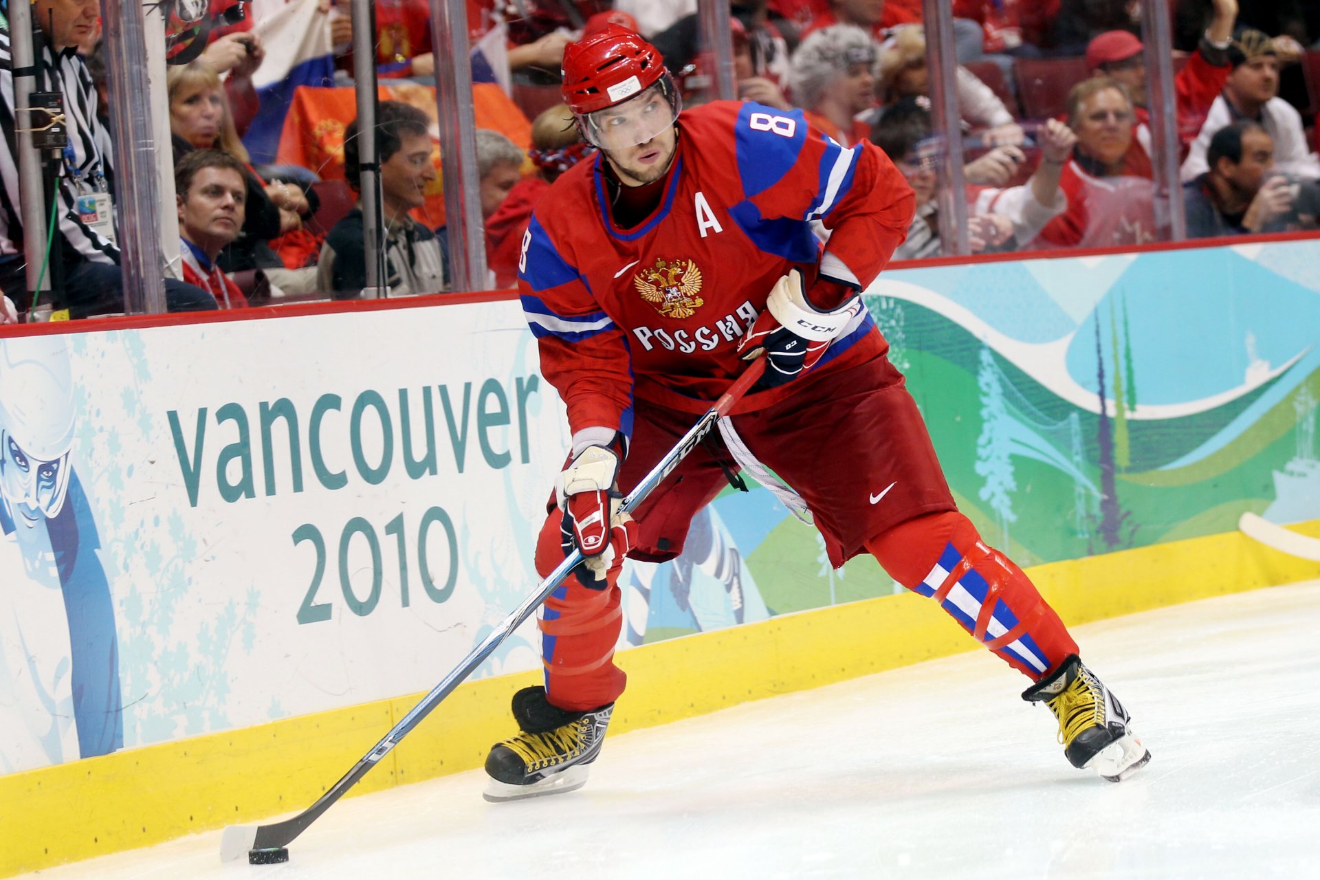 alexander ovechkin disco invierno olímpico juegos 2010 vancouver canadá equipo nacional rusia escudo de armas hockey espectadores deporte ruso rusia alejandro magno fans jugador de hockey palo uniforme fondo de pantalla