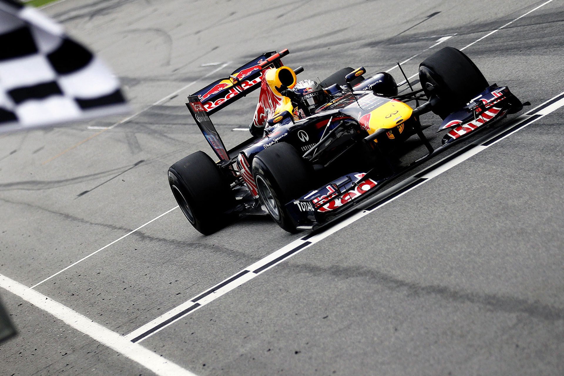 sport fond d écran photo sebastian vettel red bull sport renault voiture red bull rb7 piste piste vitesse course damier drapeau finition victoire grand prix de malaisie international circuit automobile sepang sepang f1 circuit international 2011 f1 formule 1