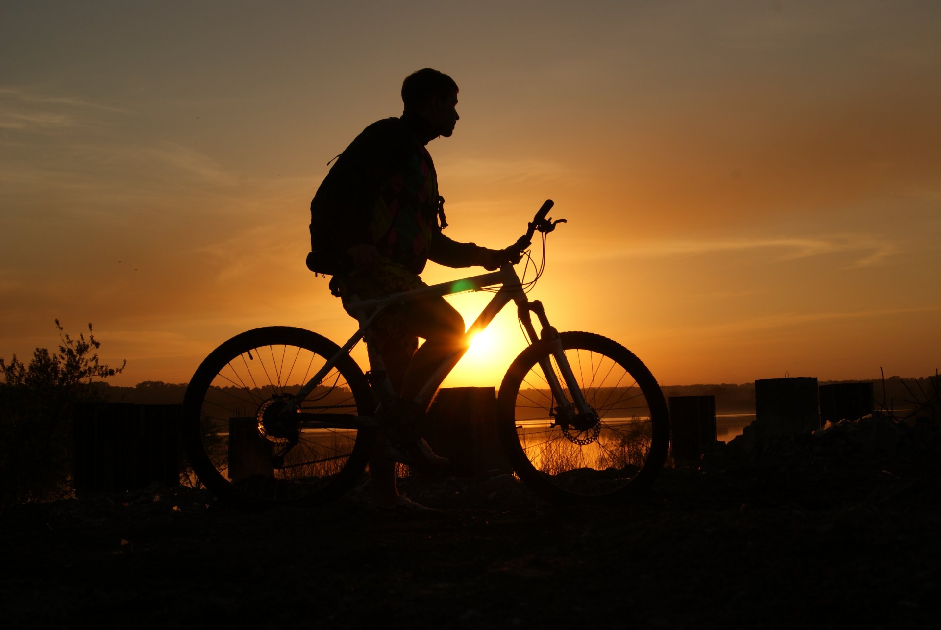 vélo coucher de soleil ciel gars