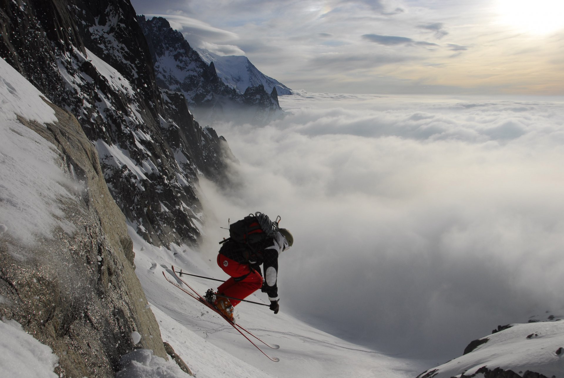 skifahrer berg abstieg himmel wolken schnee ski sport hintergrundbilder