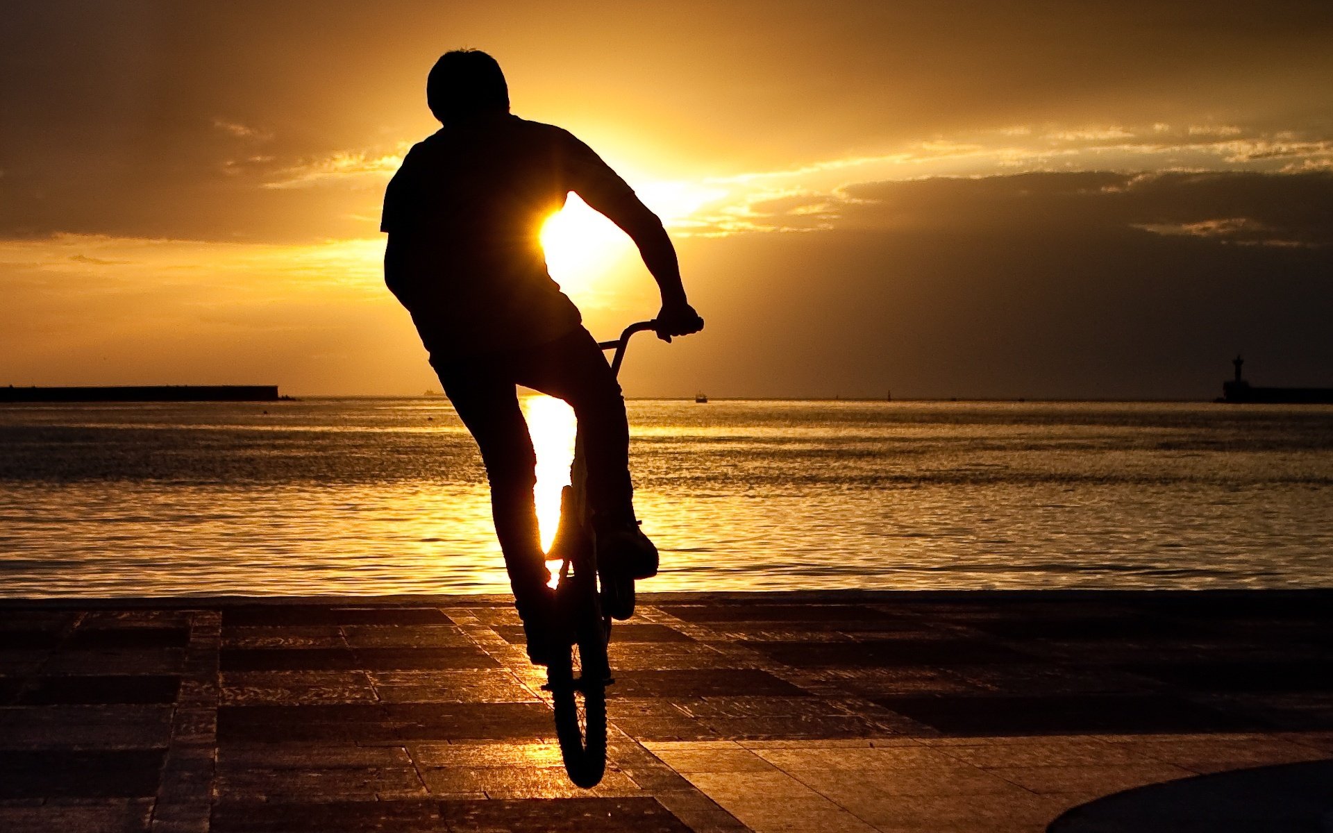 tramonto ragazzo bici