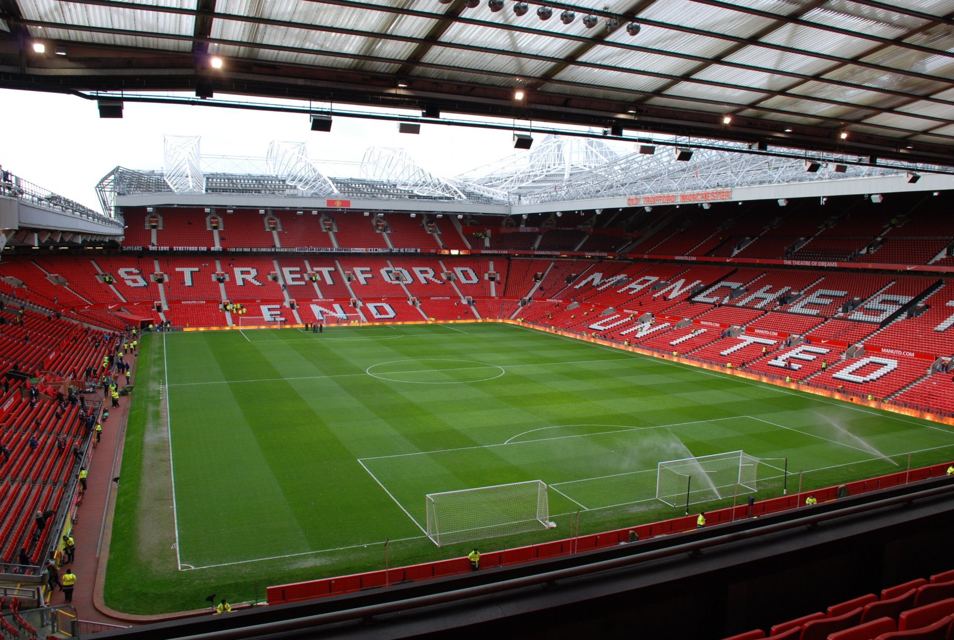 football stade old trafford arrosent préparent