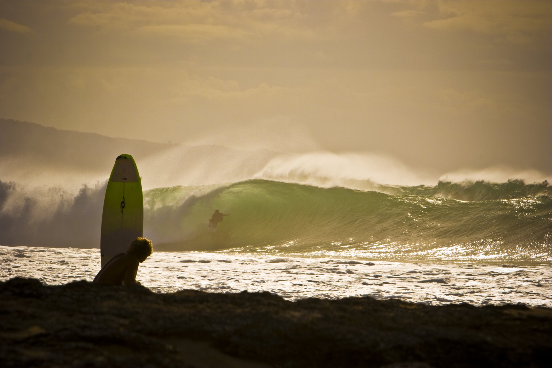 surfing onde spiaggia bordo oceano spruzzo