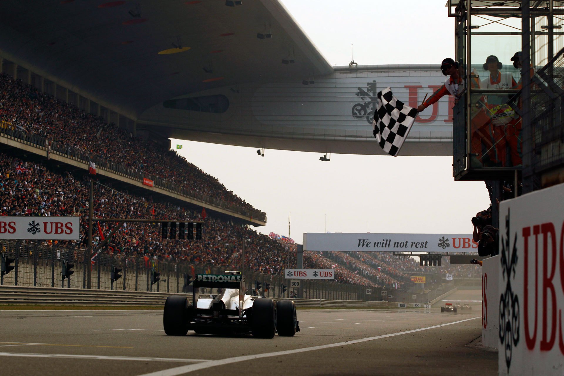 formel 1 formel 1 boliden autos stadion tribüne flagge rennen grand prix rennstrecke aswalt