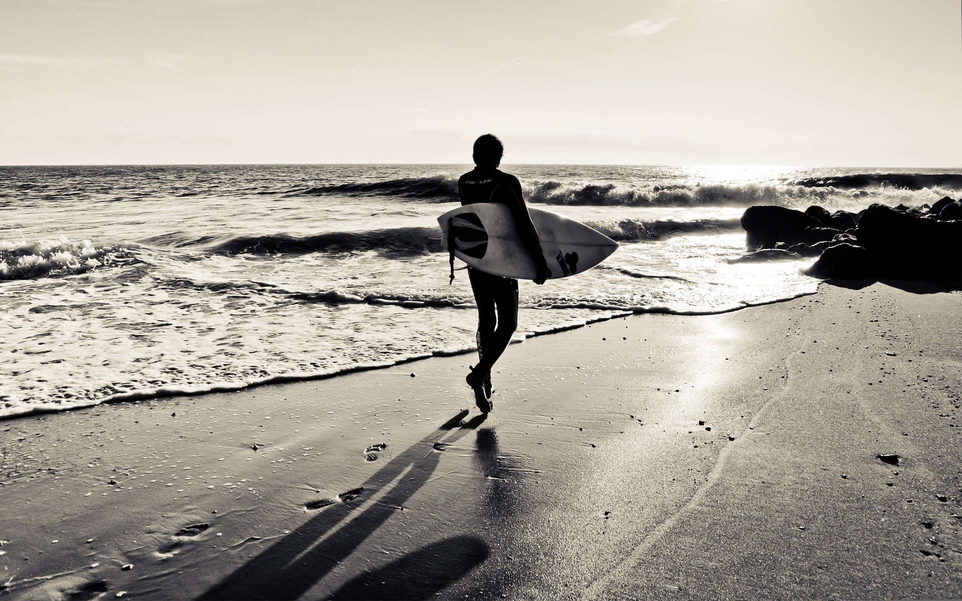 surfer surfen board silhouette fußabdrücke schatten strand sand küste wellen ozean