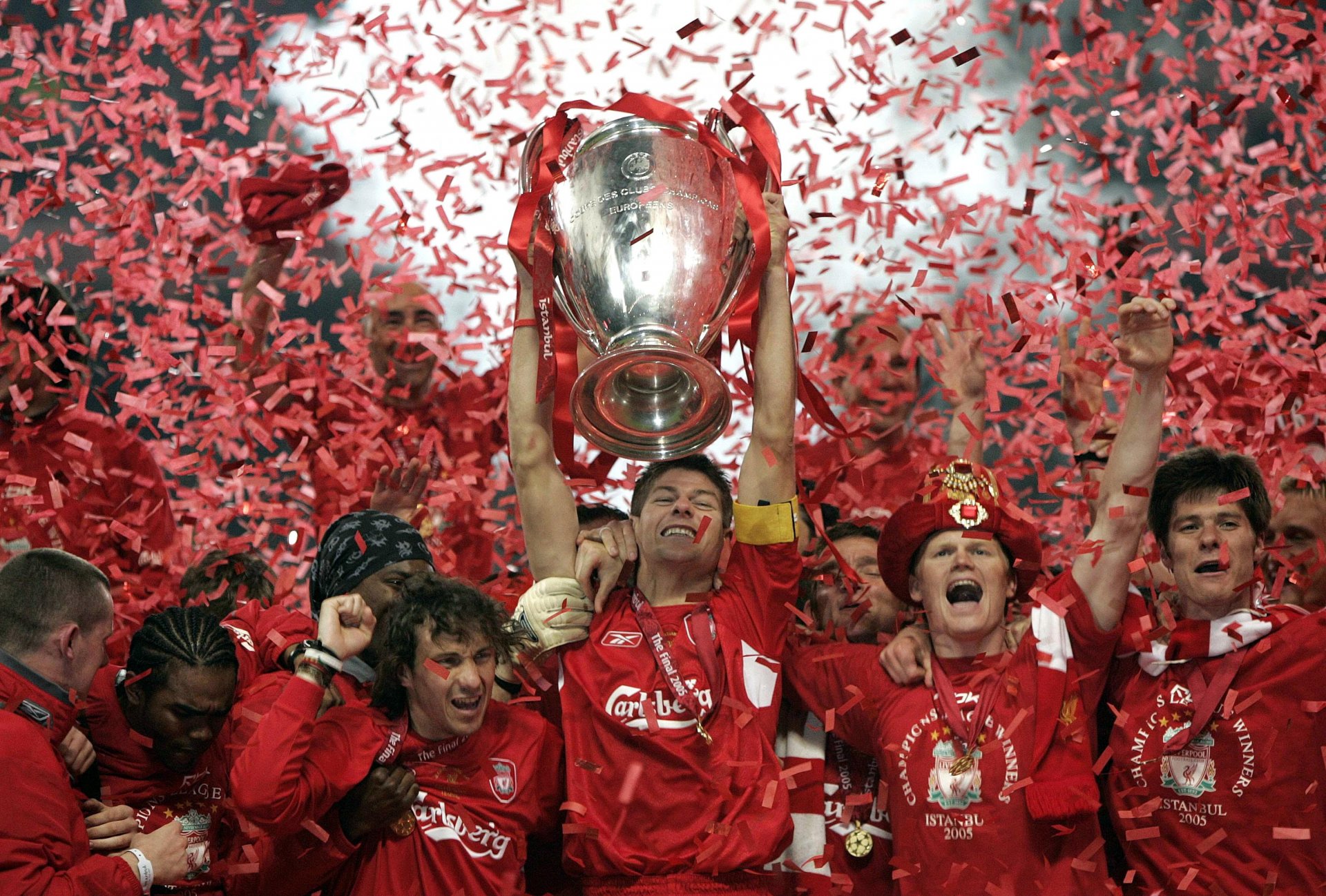 2005 ligue des champions uefa steven gerrard capitaine liverpool angleterre liverpool vs milan italie istanbul turquie coupe papier peint de football victoire vacances football célébration champions