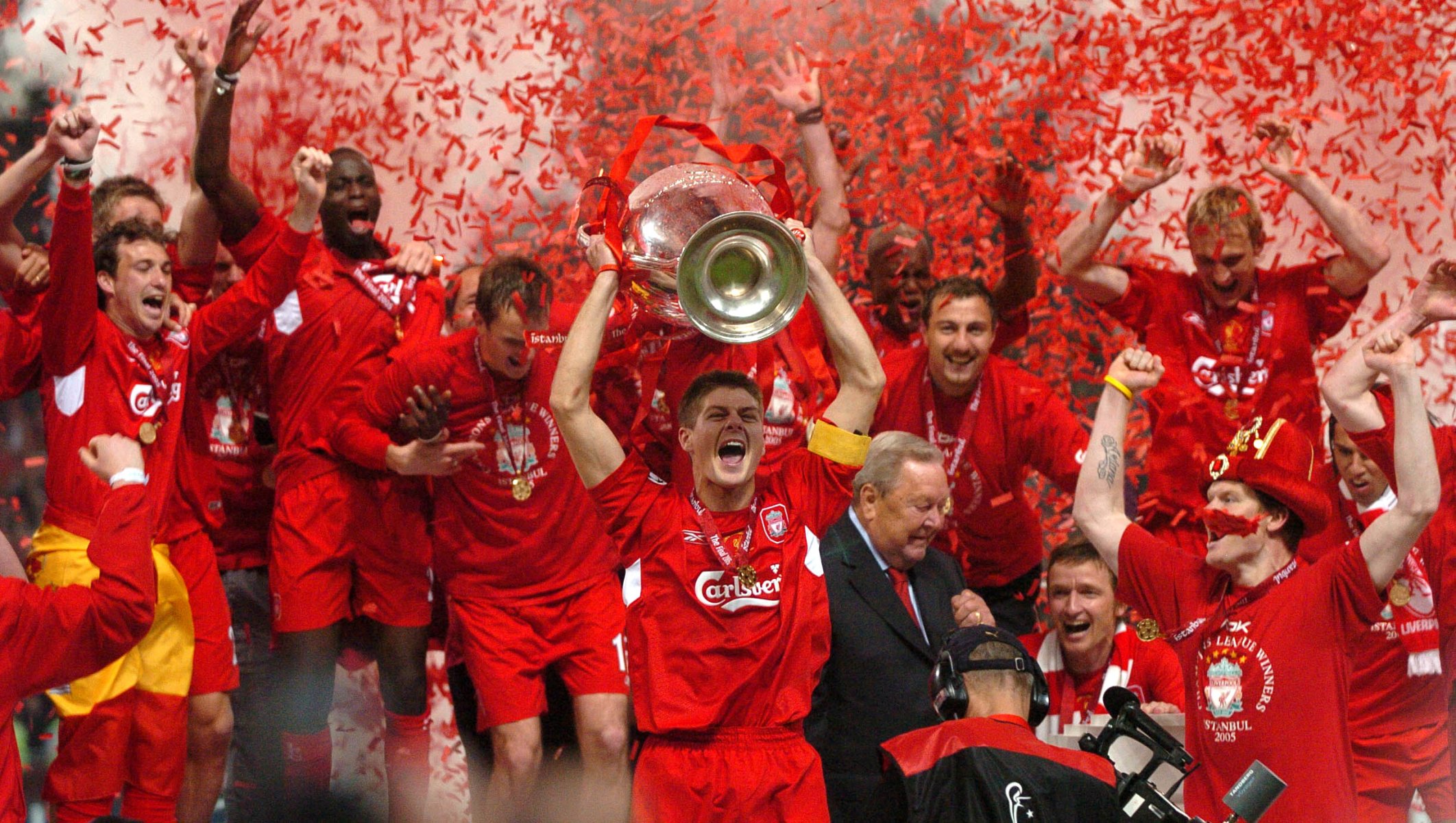 2005 liga de campeones uefa steven gerrard capitán liverpool inglaterra liverpool vs milan italia estambul turquía copa fondo de pantalla de fútbol victoria celebración ynwa fútbol celebración campeones copa len