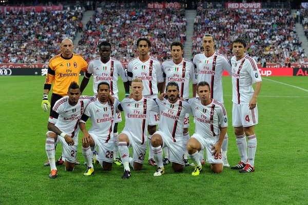 Ein Team von Fußballspielern im Stadion posiert für ein Foto