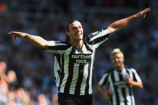 Piłkarz Carroll z Newcastle świętuje bramkę