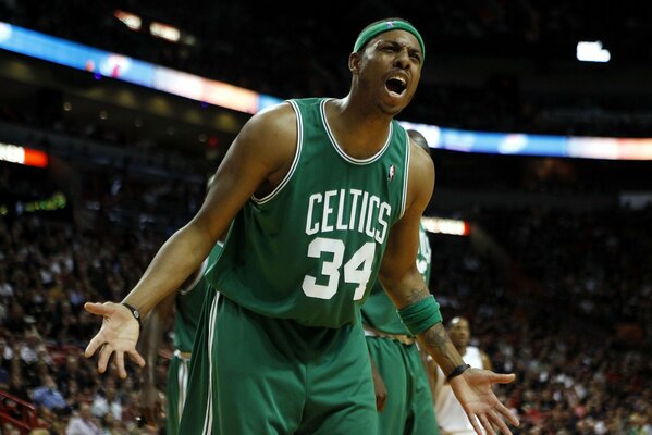 Paul Pierce, indignado en un partido de baloncesto