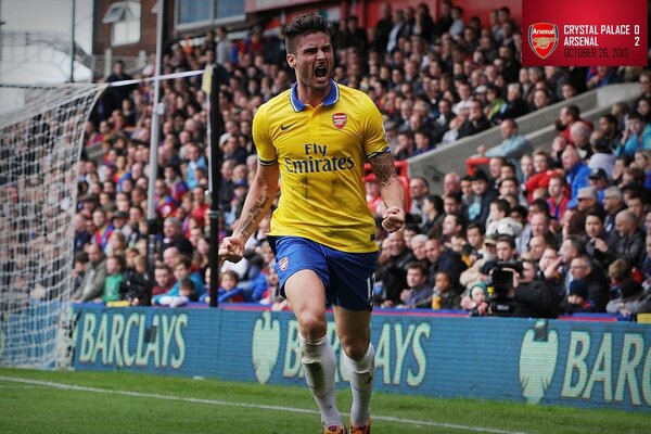 El futbolista del Club de fútbol Arsenal en el fondo de las gradas con bololeros