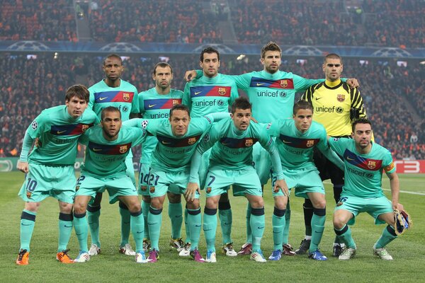 El equipo de fútbol está parado en el campo. Shakhtar Barcelona 2011