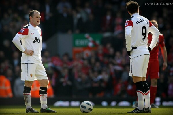 Wayne Rooney plant, wie er ein Tor erzielt