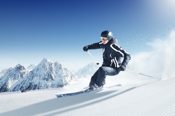 Skifahrer im Hintergrund der schneebedeckten Berge