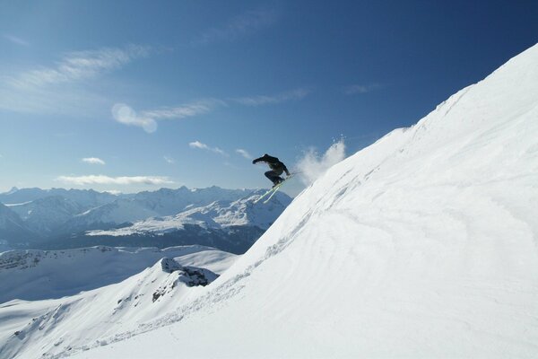 Skieur fait un saut de la pente