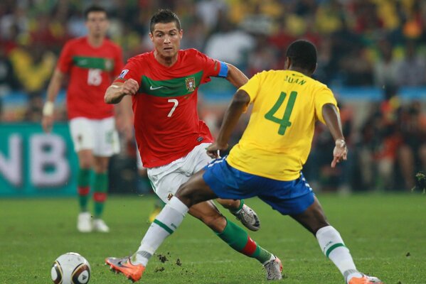 Ronaldo, footballeur Portugais, contourne son adversaire