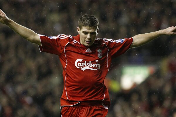 El futbolista británico Steven Gerrard entra al campo