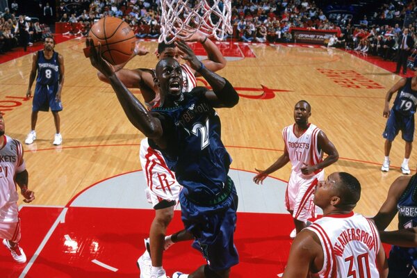 Kaddr joueur de basket-ball a marqué un but dans le filet