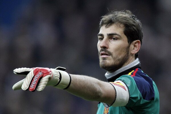 El jugador de la selección española en el campo señala con el dedo