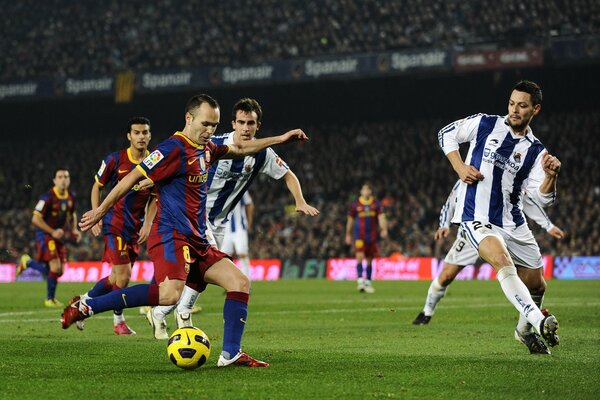 Campo de fútbol con el juego del Club Barcelona