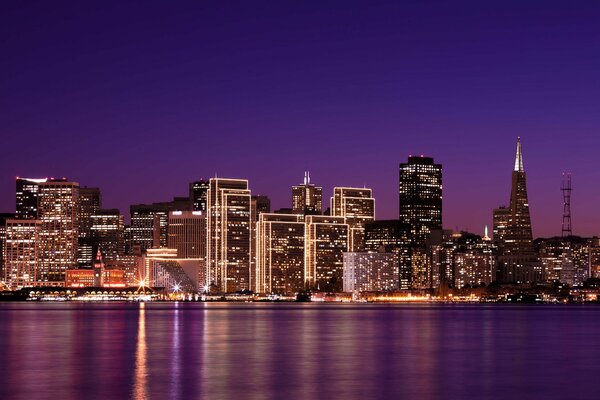 Nuit de San Francisco avec des lumières dorées