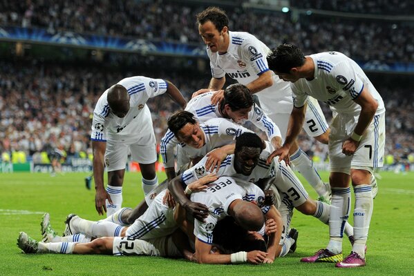 Equipo del real Madrid en el campo de fútbol