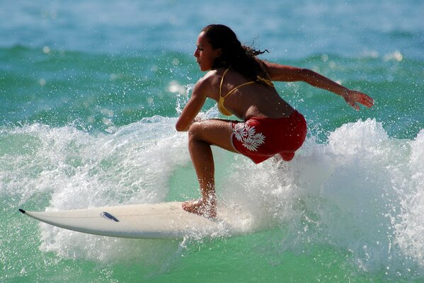 Mädchen surfen Wassersport