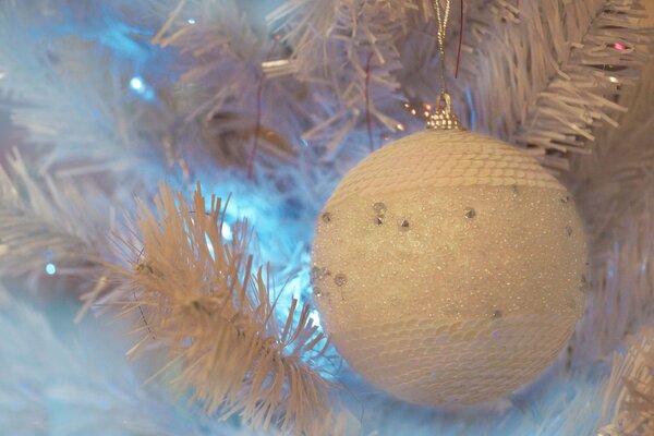 Árbol de Navidad con bola blanca