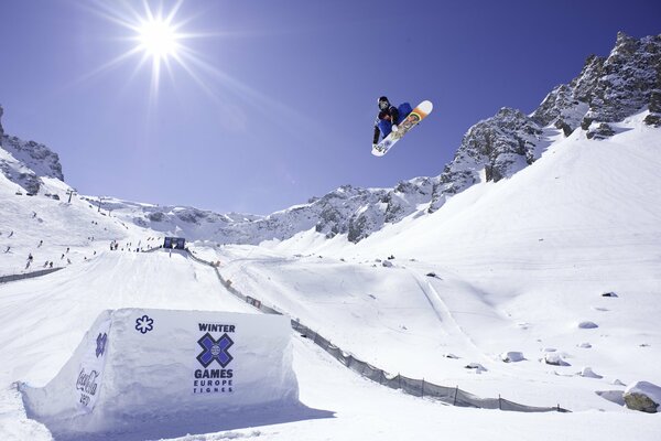 Snowboarder in volo su una discesa innevata