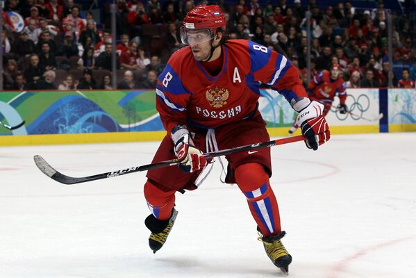 Игрок сборной России по хоккею на льду