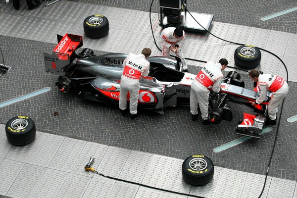 Mechanics dismantle the car