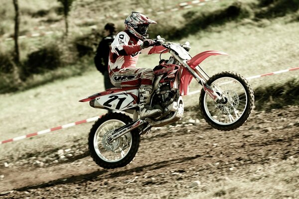 Moto Racer gana velocidad