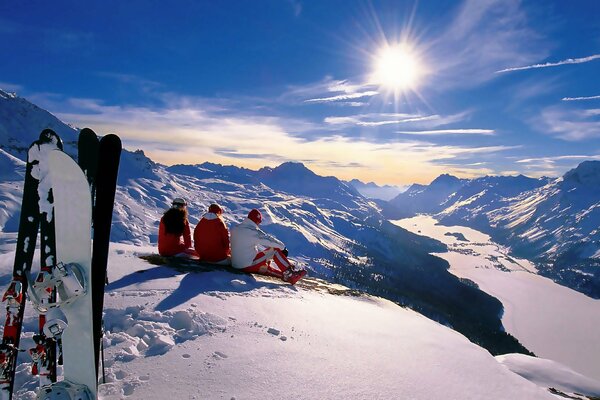 Snowboarders dans les montagnes alpines