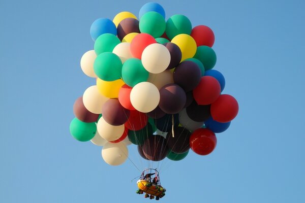 Люди с воздушными шарами в небе