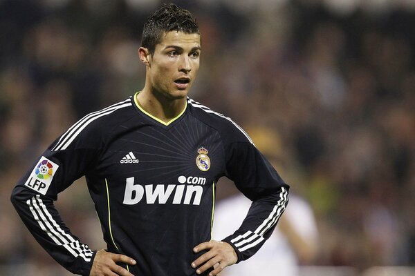 Foto de cristiano Ronaldo jugando para el real Madrid