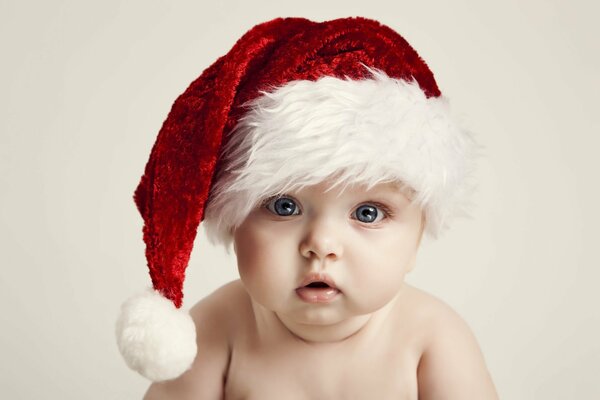 Vacanze di Capodanno Capodanno e Natale, bambino felice con grandi occhi blu