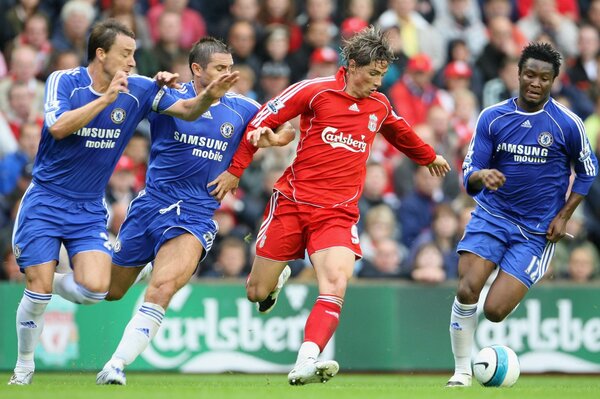 Mecz piłkarski Liverpool vs Chelsea na stadionie