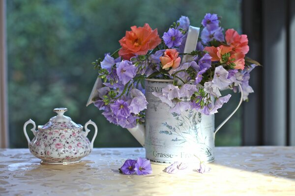 Mazzo di fiori sul tavolo