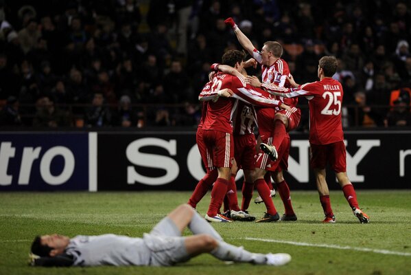 Futbolistas se regocijan por gol