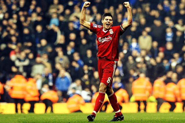 Gerrard celebra il gol per il Liverpool