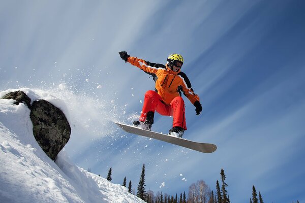 Le snowboarder est un gars très risqué