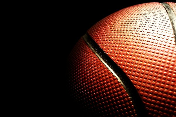 Strukturierte Oberfläche eines Basketballs im Dunkeln